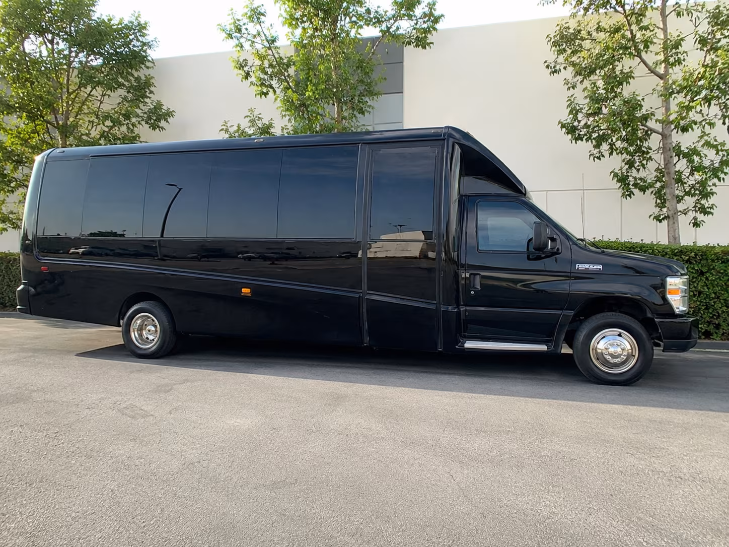 guest shuttles to blend wine bar and wedding venues around baton rouge
